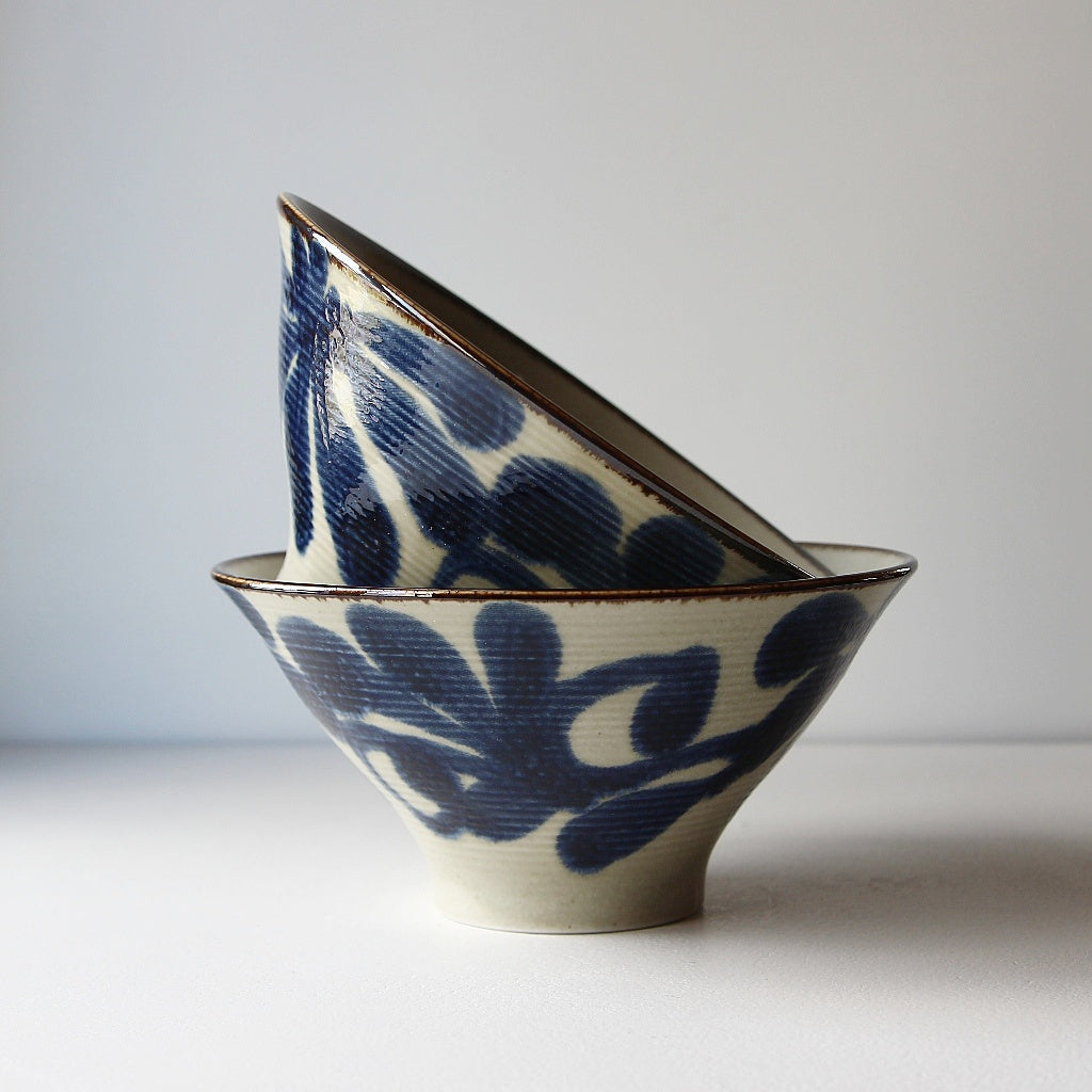 Fleur Donburi/Ramen Bowl Set aus Japan mit blauem Karakusa-Muster aus Mino-Keramik