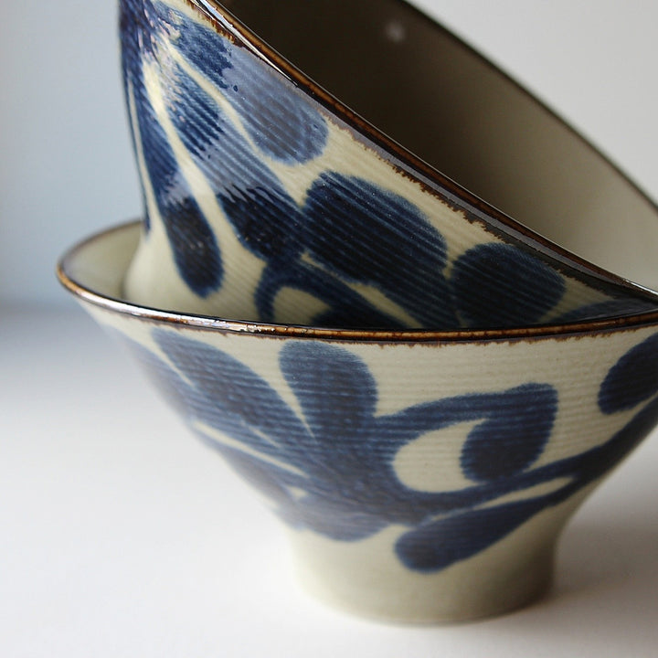 Detailansicht der Fleur Donburi/Ramen Bowl mit blauem Karakusa-Muster