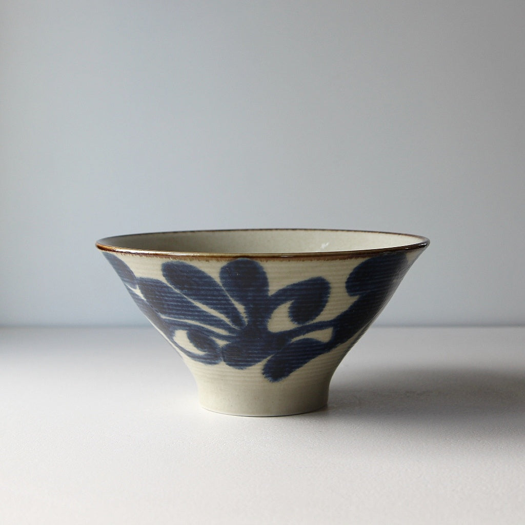 Seitenansicht der Fleur Donburi/Ramen Bowl aus japanischer Mino-Keramik