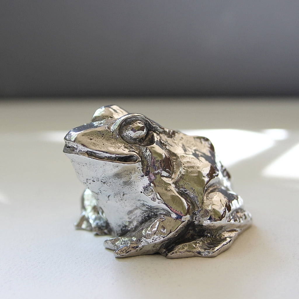 Frosch Figur aus Hartzinn in Profilansicht