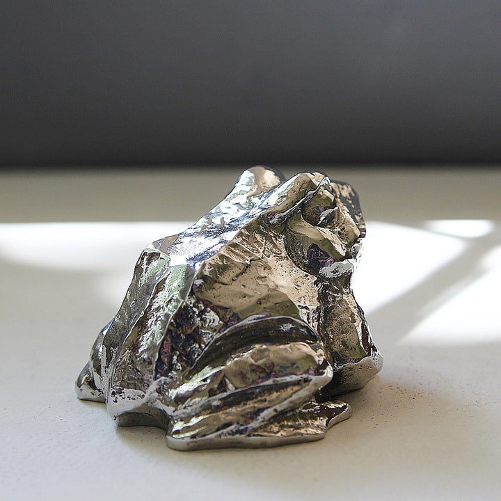 Frosch Skulptur aus Hartzinn in schräger Perspektive