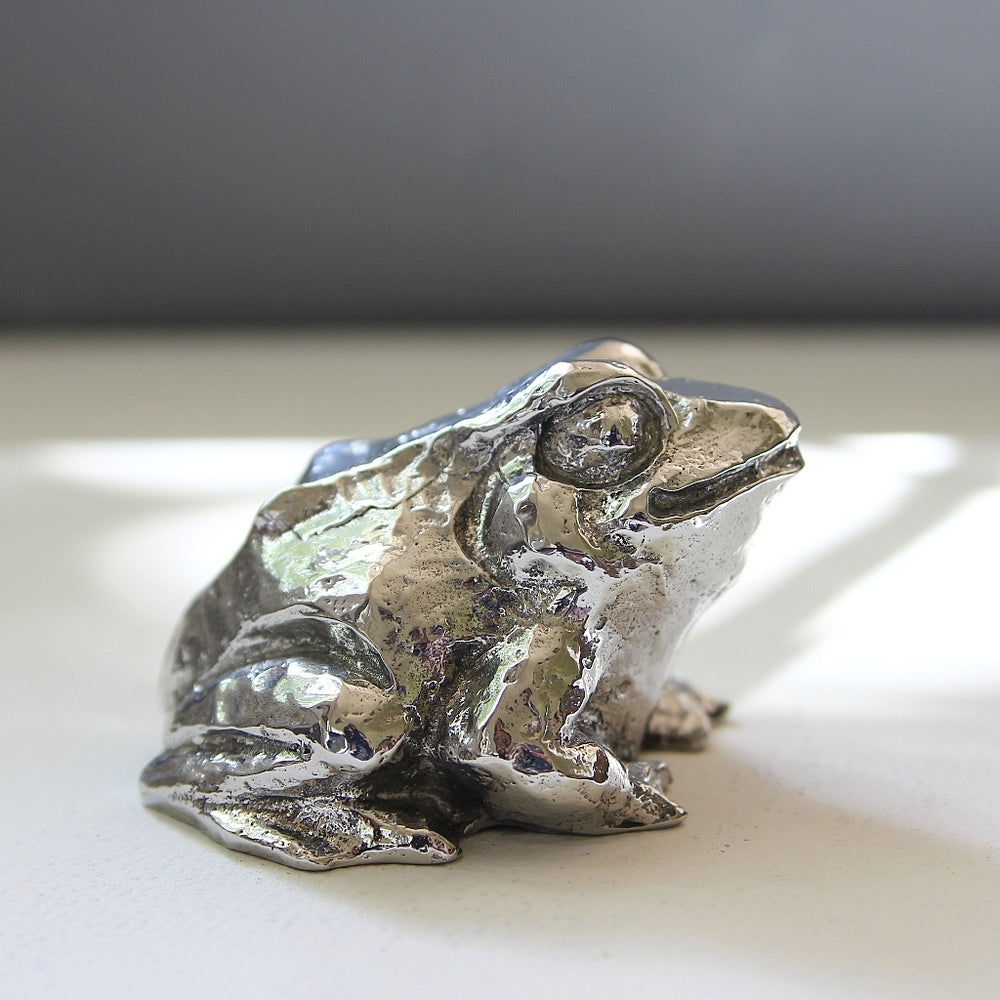 Frosch Figur aus Zinn in Seitenansicht