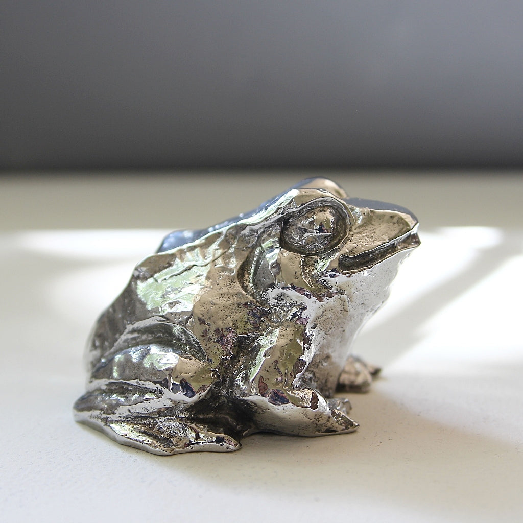 Frosch Figur aus Zinn in Seitenansicht