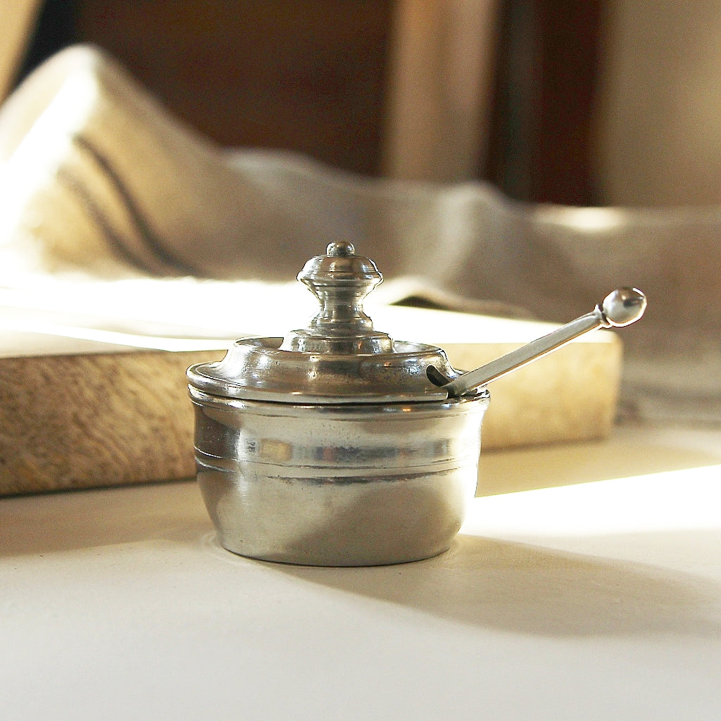 Gewürzdose mit Deckel und Löffel aus Hartzinn von Cosi Tabellini