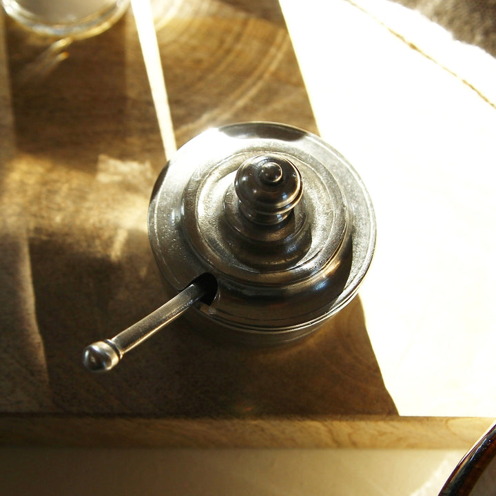 Detail der Gewürzdose aus Hartzinn mit Deckel und Löffel