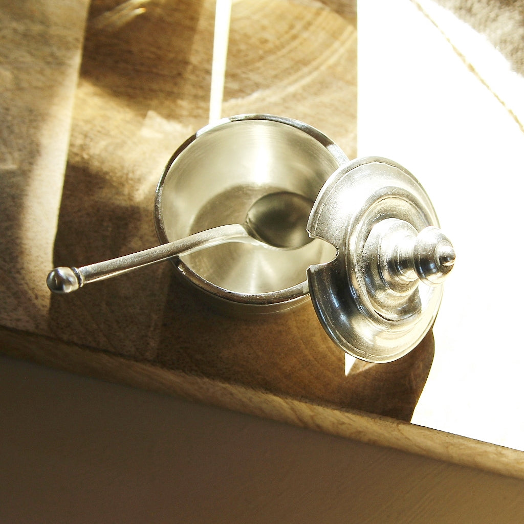 Geöffnete Gewürzdose aus Hartzinn mit Löffel