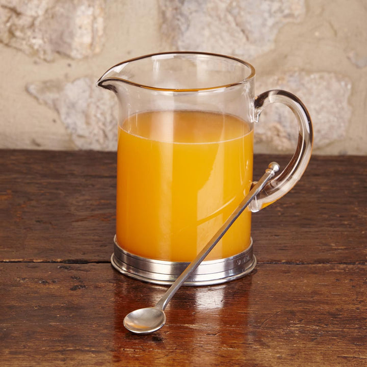 Glaskaraffe Sirmione auf gedecktem Tisch im Einsatz