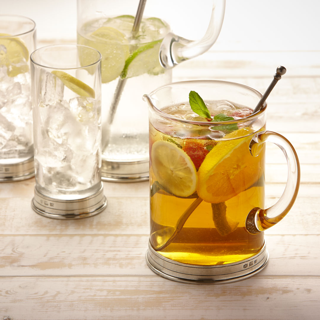 Detail des Zinnfußes der Glaskaraffe Sirmione von Cosi Tabellini