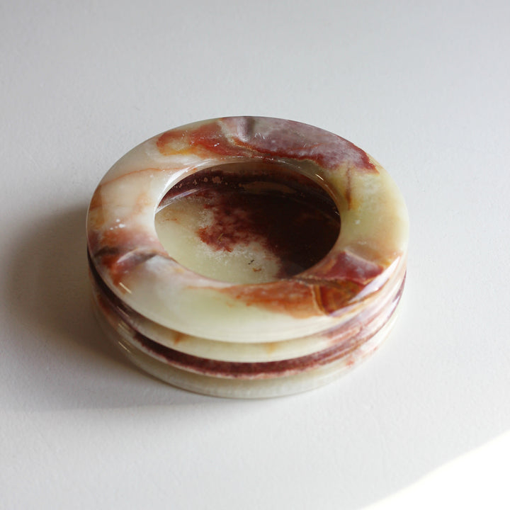 Großer runder Onyx Aschenbecher aus Frankreich mit cremefarbener, roter und brauner Natursteinmaserung.