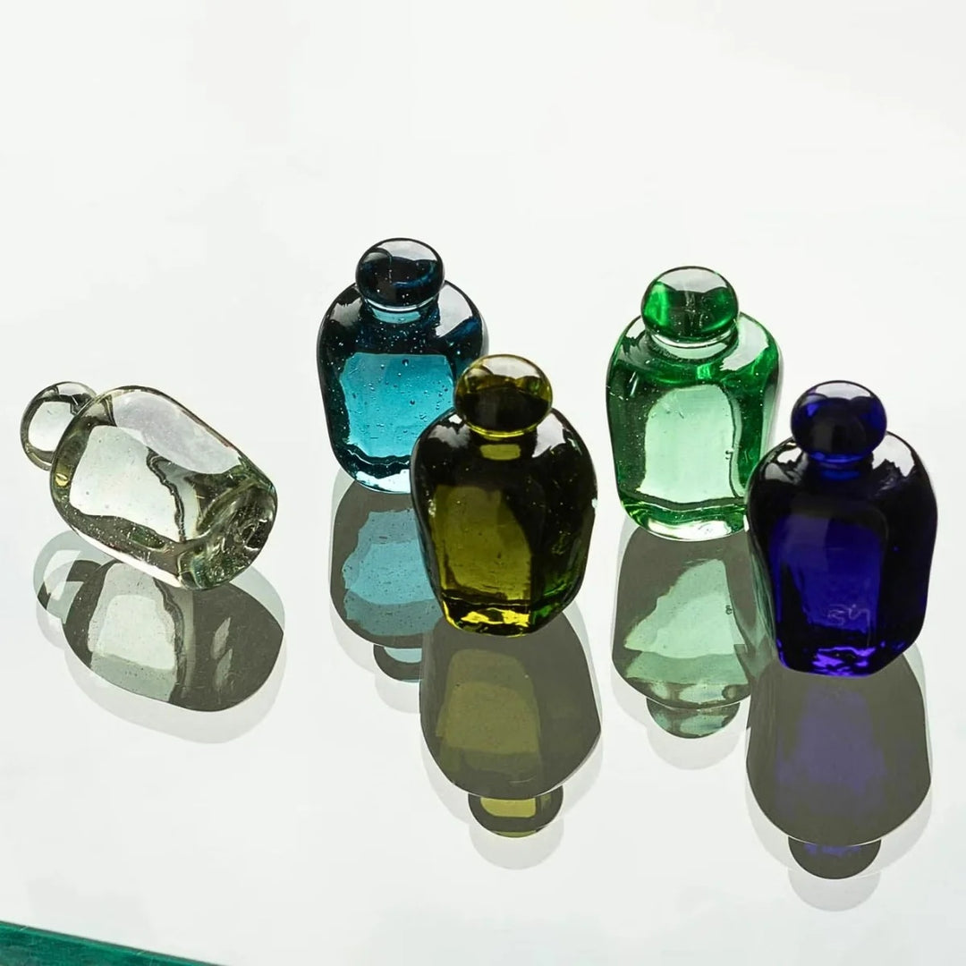 Handgefertigter Hightide Attache Briefbeschwerer aus recyceltem Glas in verschiedenen Farben, hergestellt in Japan.