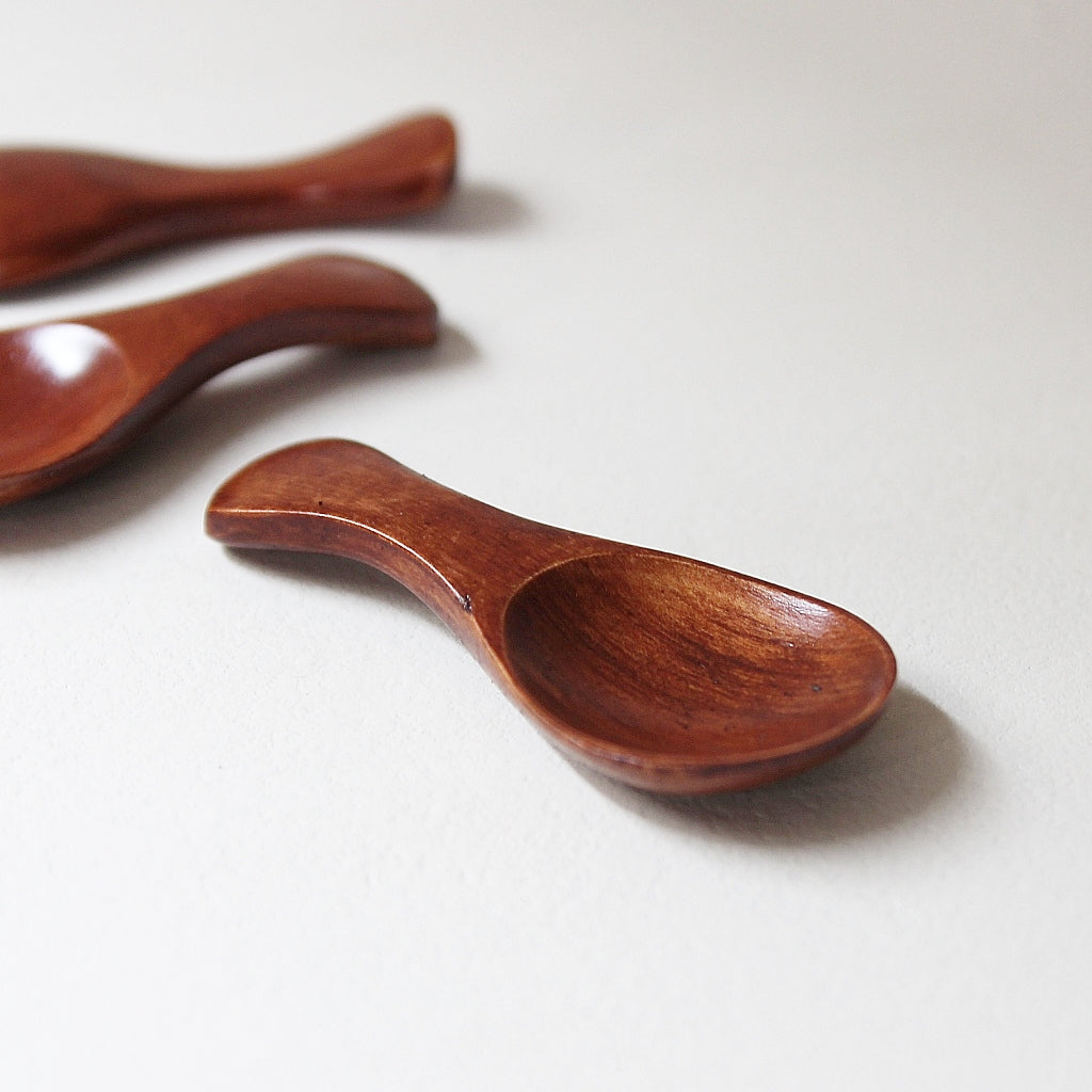 Detail eines kleinen Holzlöffels mit sichtbarer Holzmaserung