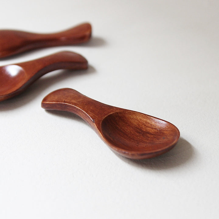 Detail eines kleinen Holzlöffels mit sichtbarer Holzmaserung