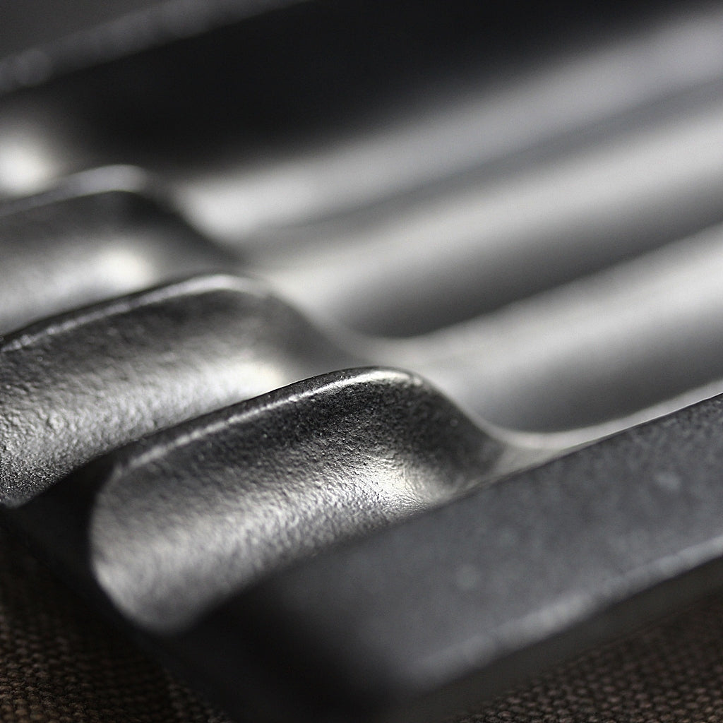 Detailaufnahme der strukturierten Oberfläche des Iron Desk Tray aus Gusseisen