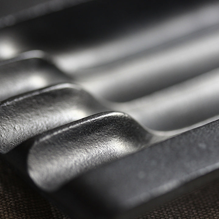 Detailaufnahme der strukturierten Oberfläche des Iron Desk Tray aus Gusseisen