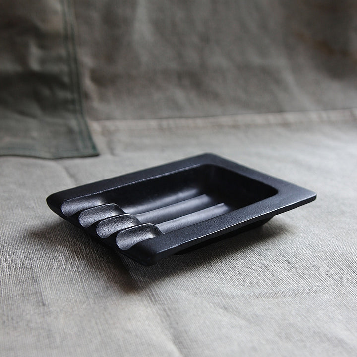 Minimalistische Ablageschale aus schwarzem Gusseisen im japanischen Design