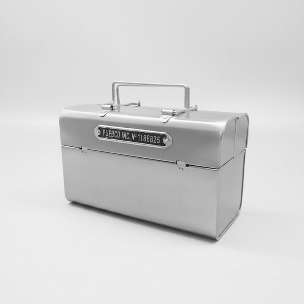 Handgefertigte Iron Tool Box aus recyceltem Stahl von Puebco in Frontansicht