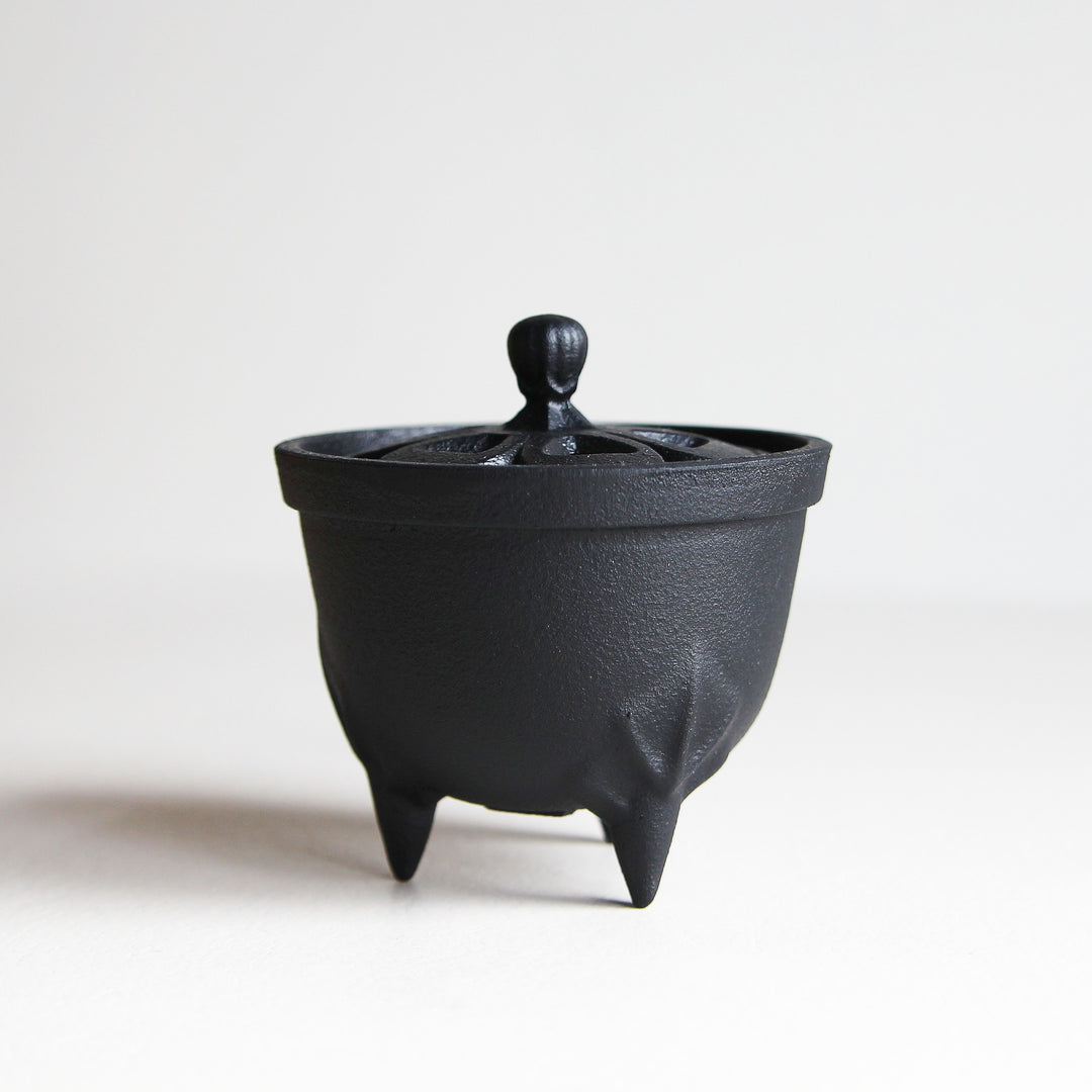 Iwachu Cast Iron Incense Burner – schwarzes Räuchergefäß aus Gusseisen mit drei Füßen und Deckel