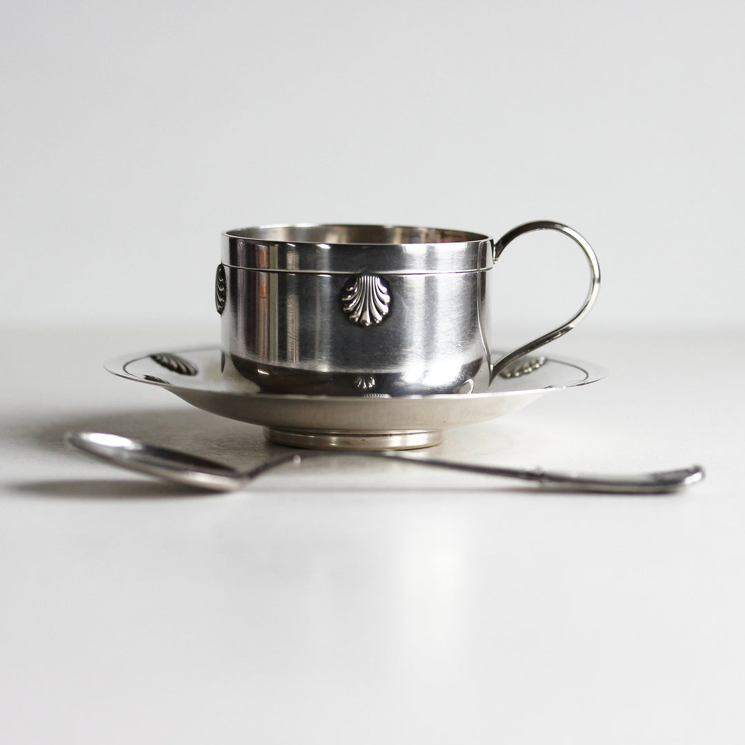 Versilbertes Art-Déco-Mokkagedeck von J. Galand aus Belgien mit kleiner Tasse, Untertasse, Muscheldekor und passendem Löffel.