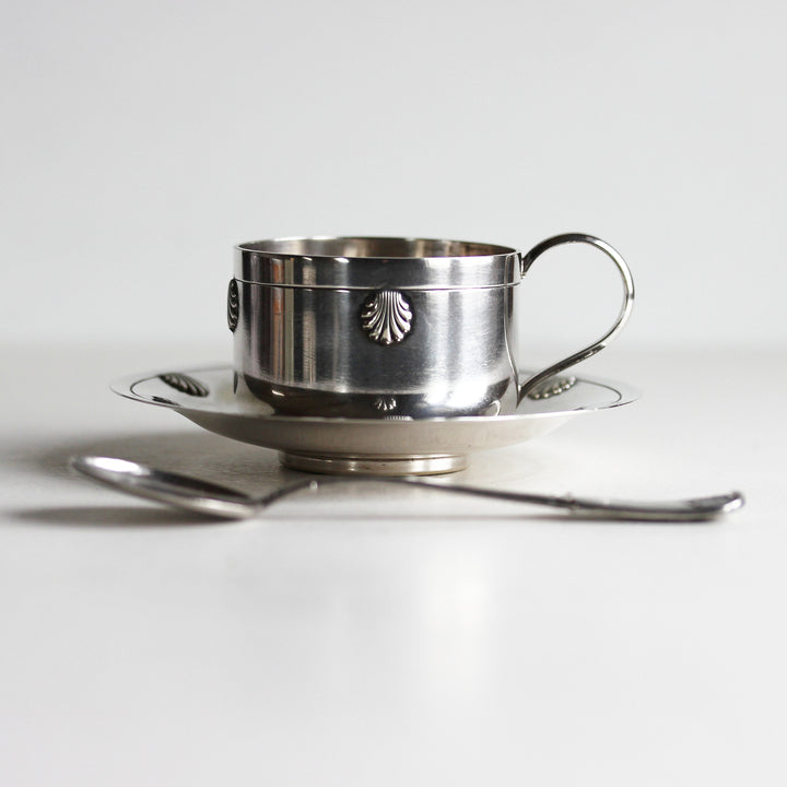Versilbertes Art-Déco-Mokkagedeck von J. Galand aus Belgien mit kleiner Tasse, Untertasse, Muscheldekor und passendem Löffel.