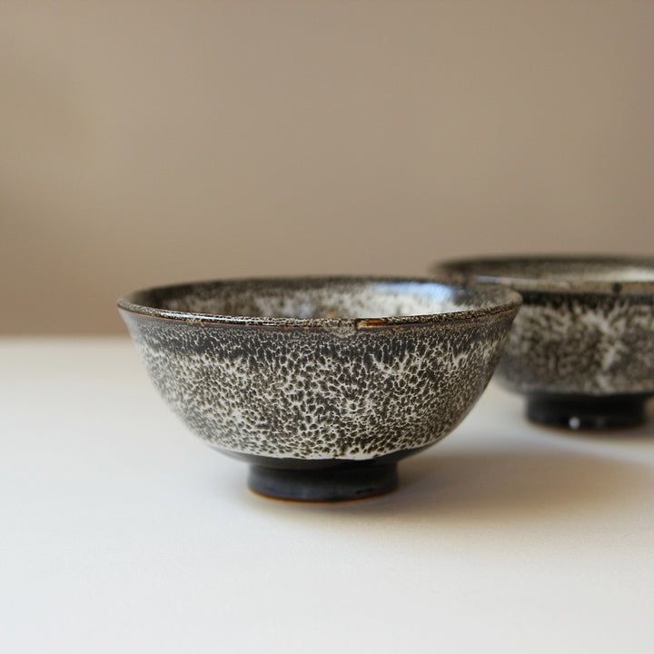 Japanische Keramikschale Nami mit gesprenkelter Glasur und Fußring