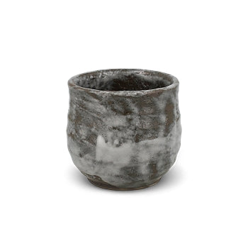 Handgefertigte japanische Teetasse aus Keramik mit grauer Glasur und organischer Form