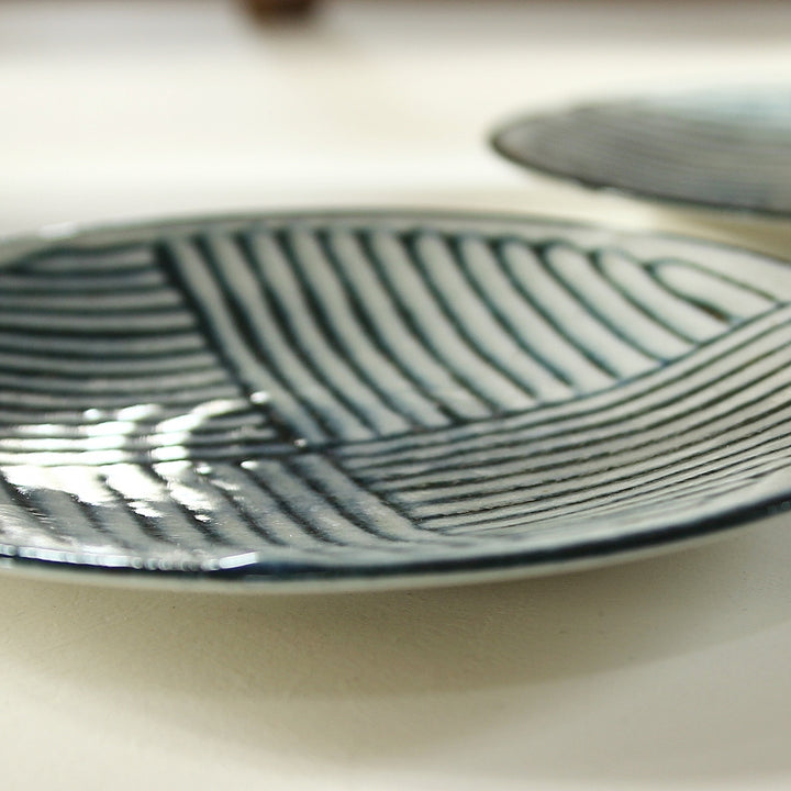 Mehrere japanische Keramikteller mit unterschiedlichen blauen Mustern