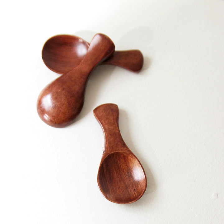 Kleiner japanischer Holzlöffel mit runder Form und glatter Oberfläche