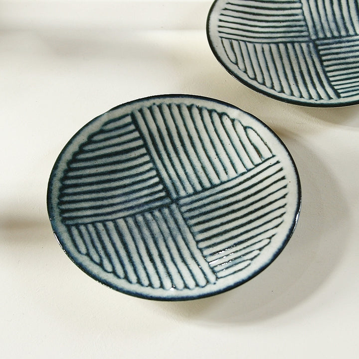 Japanischer Keramik Teller mit blauem Linienmuster