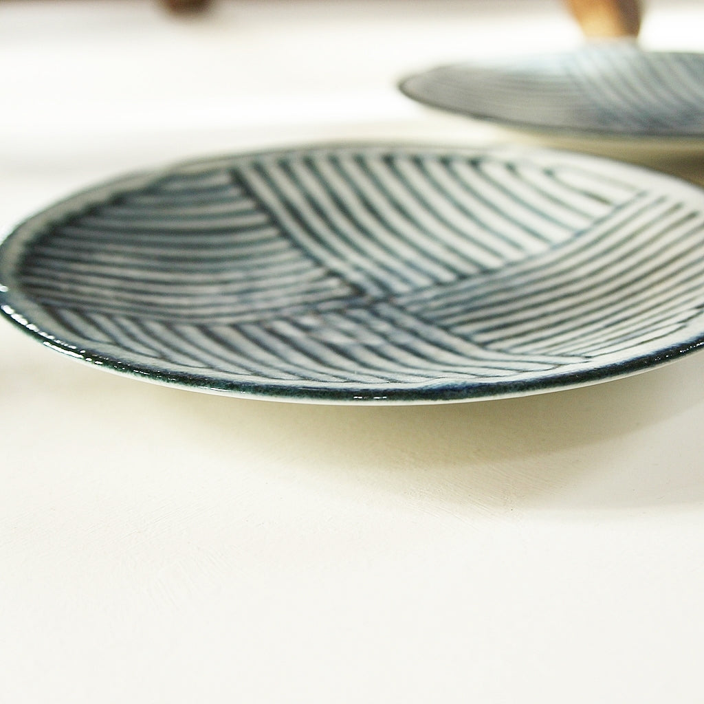 Flacher Keramik Teller im japanischen Stil mit blauem Muster