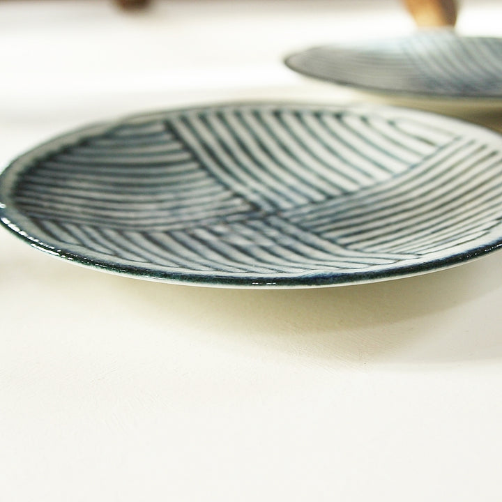 Flacher Keramik Teller im japanischen Stil mit blauem Muster