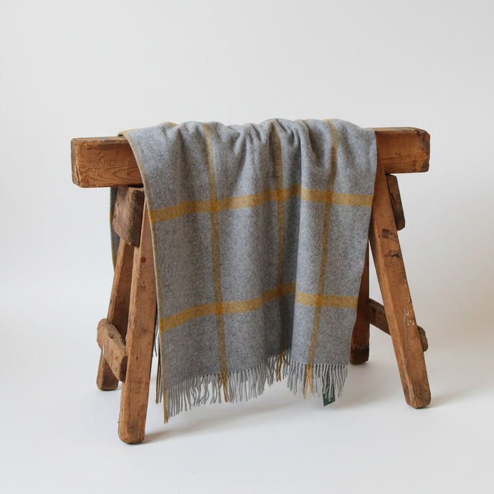 Merino-Lammwolldecke von John Hanly & Co. in Grau mit senfgelbem Karomuster, Made in Ireland