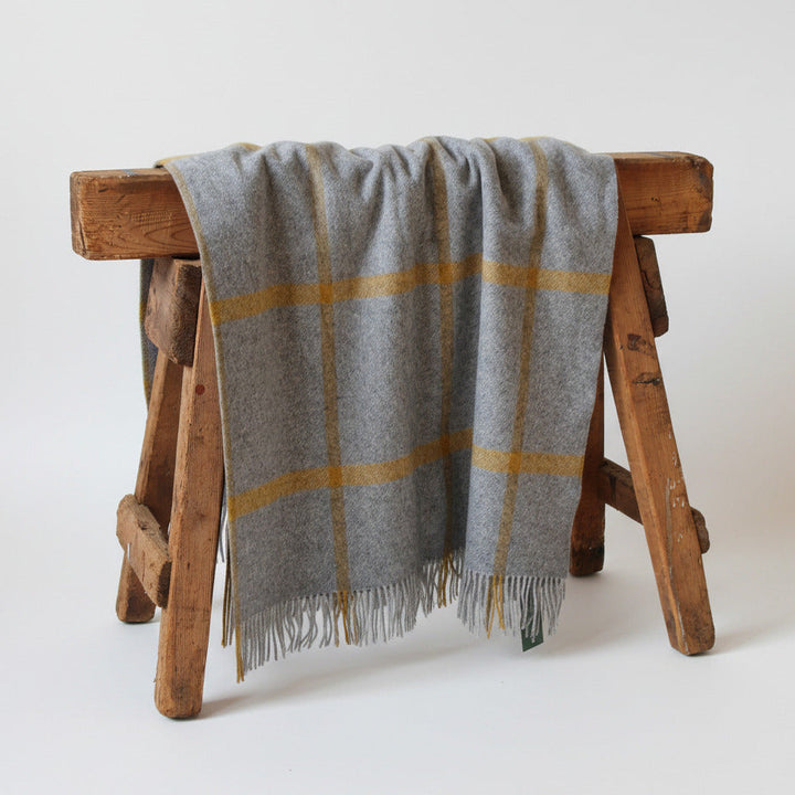 Merino-Lammwolldecke von John Hanly & Co. in Grau mit senfgelbem Karomuster, Made in Ireland