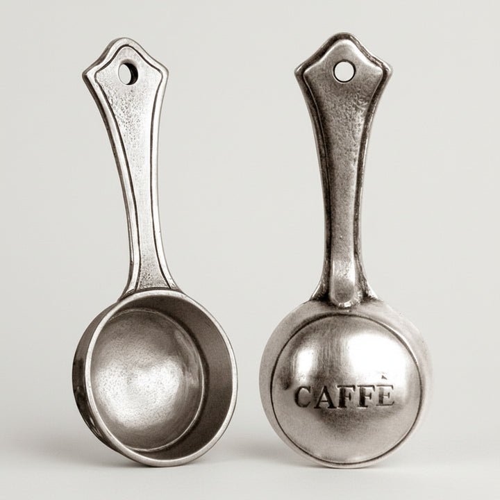 Detail der Kaffeeschaufel aus Hartzinn von Cosi Tabellini