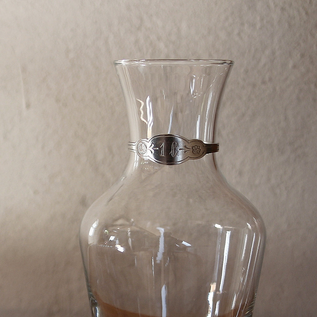 Detail der Karaffe Francia mit Zinnring am Hals