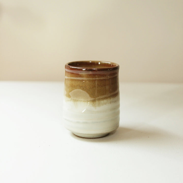 Detail eines japanischen Keramikbechers mit brauner und heller Glasur