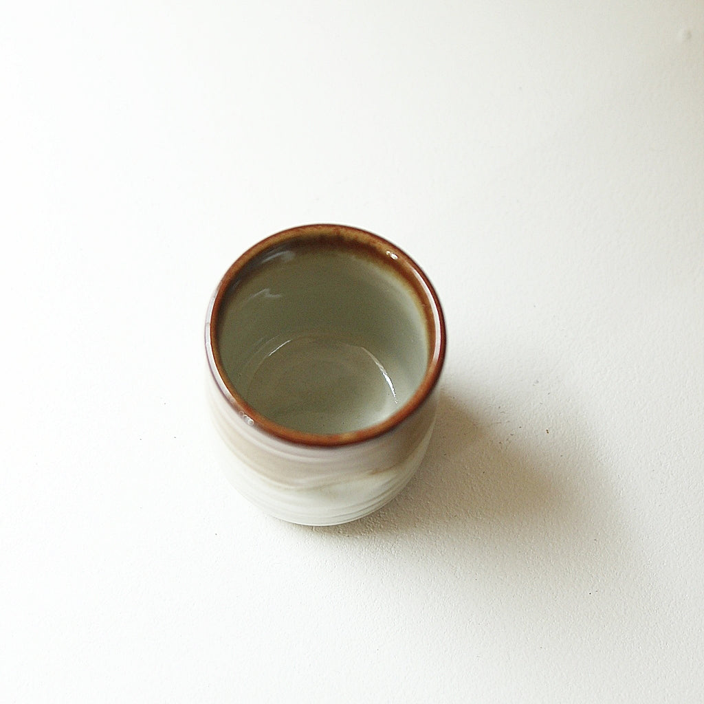 Minimalistischer Keramik Becher ohne Henkel im japanischen Stil