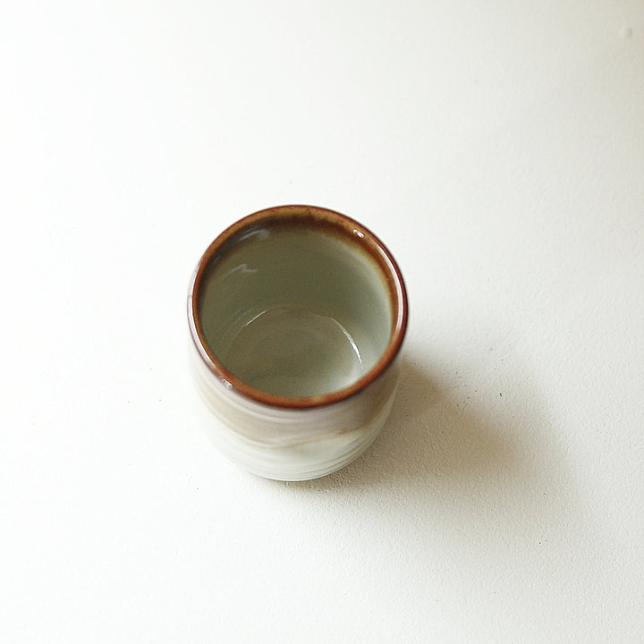 Minimalistischer Keramik Becher ohne Henkel im japanischen Stil