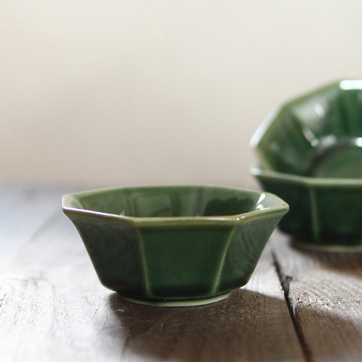 Detail einer kleinen Keramik Schale mit grüner Glasur