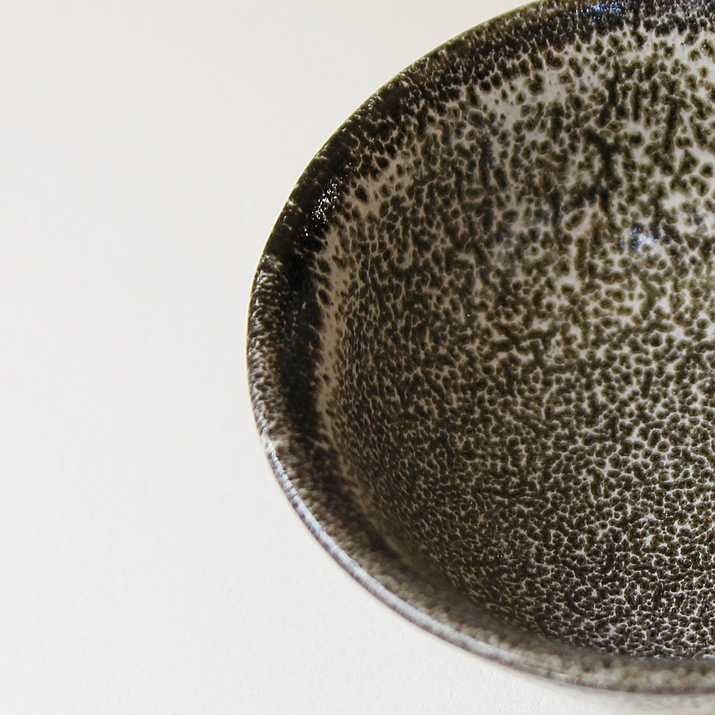 Japanische Steinzeugschale mit gesprenkelter Glasur