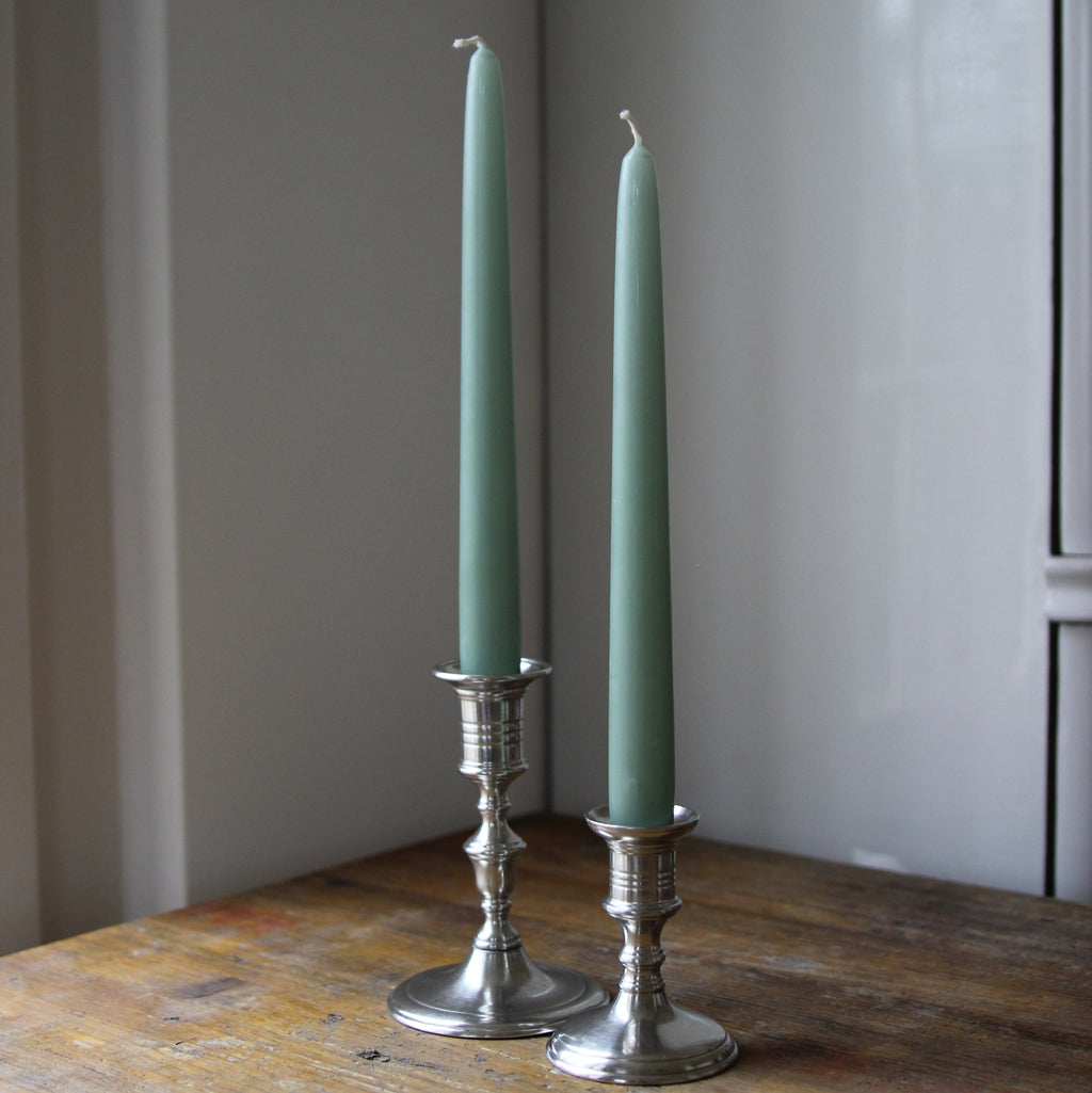 Kerzenständer Prato aus Hartzinn mit farbigen Kerzen