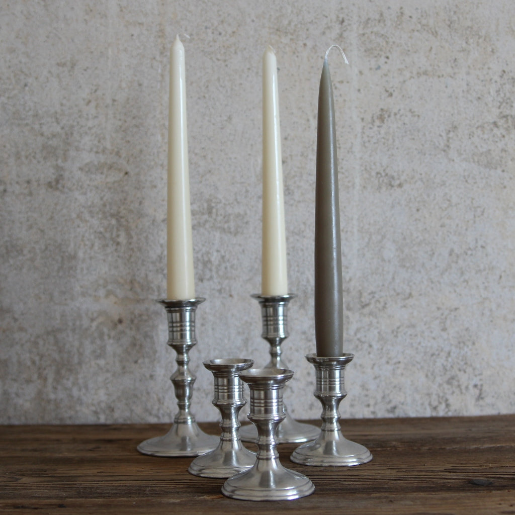 Kerzenständer Prato aus Zinn mit Kerzen auf gedecktem Tisch