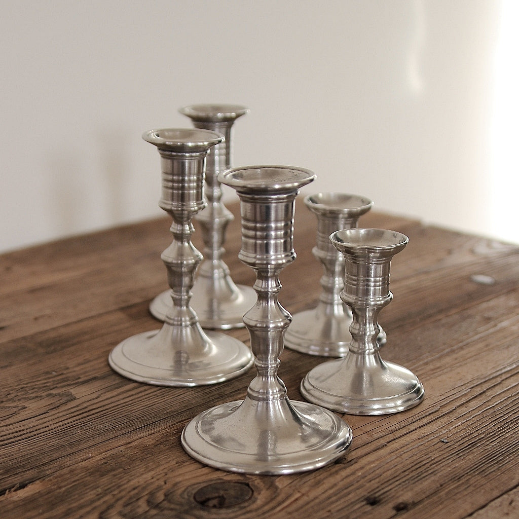Mehrere Kerzenständer Prato aus Zinn auf Tisch arrangiert