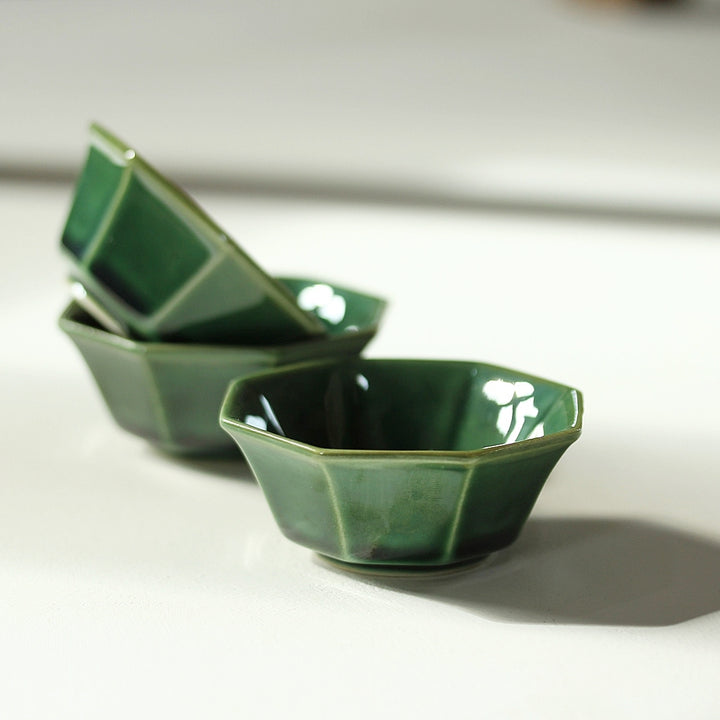 Kleine Keramik Schale Moss Green aus Japan gestapelt