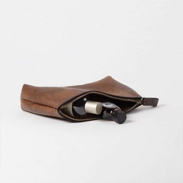 Geöffneter Leder Kulturbeutel Braun mit Inhalt