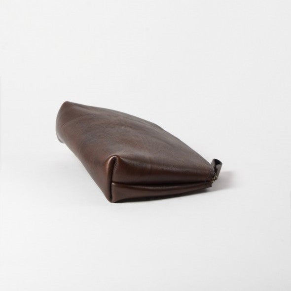 Leder Kulturbeutel Braun in seitlicher Ansicht