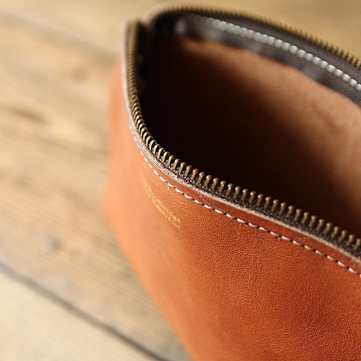 Detail eines Leder Kulturbeutels mit Reißverschluss in Cognac