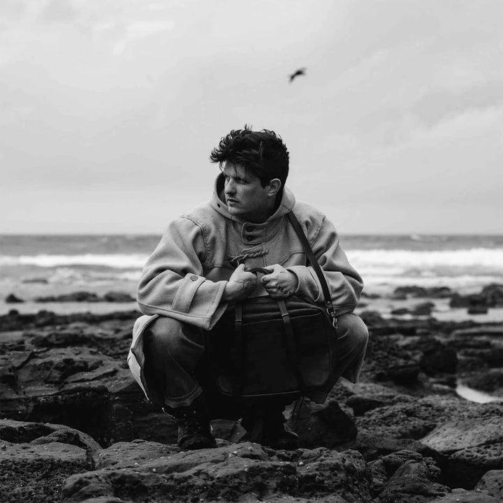 Leder Businesstasche im Alltag getragen