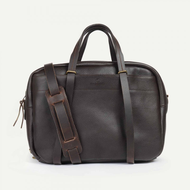 Vorderseite einer Businesstasche aus Leder mit Außentaschen