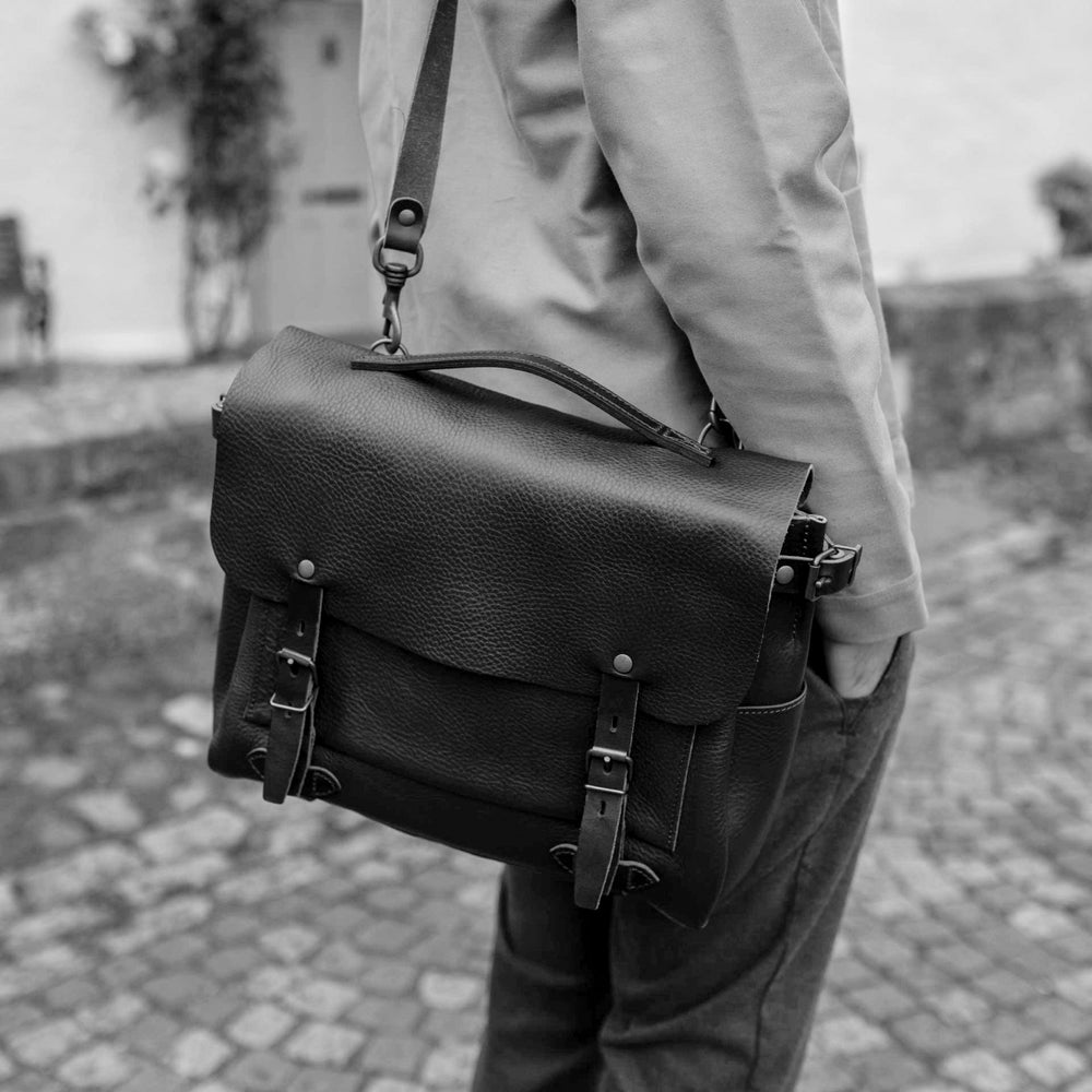 Leder Postman Tasche im Alltag getragen