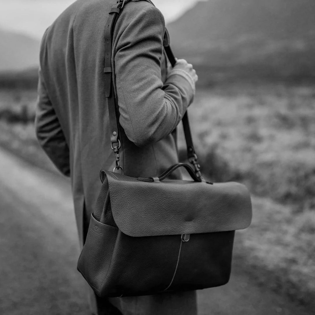 Leder Satchel Tasche im Alltag getragen